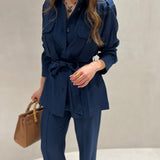 Conjunto de camisa e calça azul marinho estilo safari