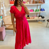 Vestido midi com bordado inglês rosa fucsia