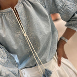 Calça pantalona branca com pregas e botões