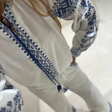 Conjunto em algodão branco com bordados azuis