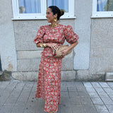 Conjunto Terracota Floral com Blusa de Mangas Volumosas e Saia Midi | VIOLETA