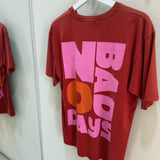T-Shirt cinza “No Bads Days” em rosa e vermelho