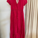 Vestido midi com bordado inglês rosa fucsia