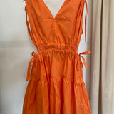 Vestido curto laranja cintura aberta