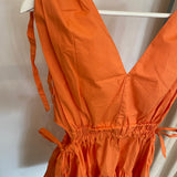 Vestido curto laranja cintura aberta