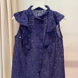 Blusa com Bordados e Folhos em Azul Marinho