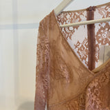 Vestido de renda com folhos
