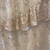Vestido de renda com folhos