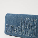 Mala de ombro Love Moschino em tecido jeans com logo bordado à frente