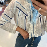 Blusa Sylvester branca com detalhes e azul