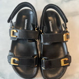 Lolacruz low sandal in black leather with straps