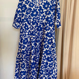 Vestido midi padrão floral em azul