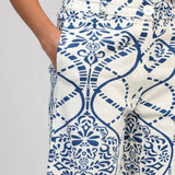 Calça em linho branca com padrão azul