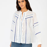 Blusa Sylvester branca com detalhes e azul