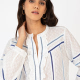 Blusa Sylvester branca com detalhes e azul