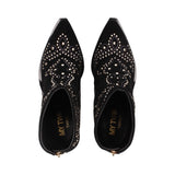 Bota com tachas