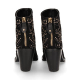 Bota com tachas