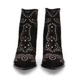 Bota com tachas