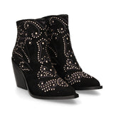 Bota com tachas