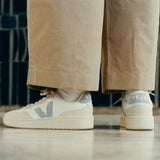 Zapatillas Veja blancas con logo azul | V-90