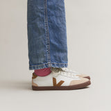 Ténis Veja branco com logo a kaki | Volley Leather Tent Bark