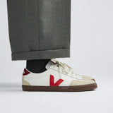 Ténis Veja branco com logo a vermelho | Volley Leather Pekin